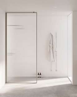 Dusjvegg Edge med rillet dusjglass Sway i et lyst og minimalistisk baderom.