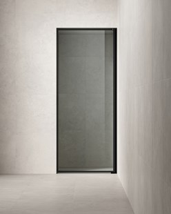 Inspirasjon bad med Edge dusjvegg i glass og sort aluminiumsramme i minimalistisk design.