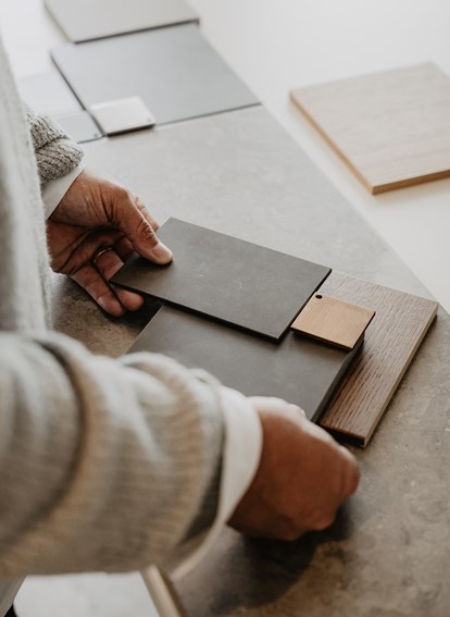 planerar färger och material till badrummet