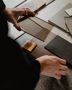 Inspirasjon bad – materialprøver i tre, stein og metall brukt for å finne riktig baderomsstil.