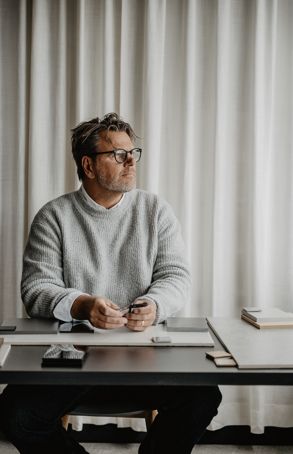 Designer hos INR i kreativt arbeid med fokus på skandinavisk design og materialer