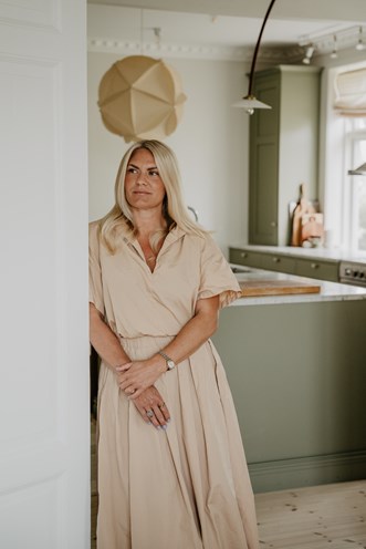 Interiørdesigner Moa Lundström i sitt hjem i Åhus