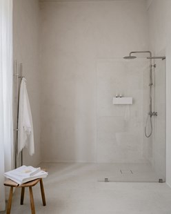 Lyst og minimalistisk baderom med dusjløsningen Arc Original i klart glass og armaturer i børstet rustfritt stål.