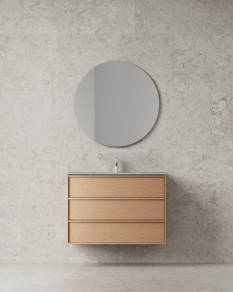 Moderne baderom med lys naturstein og eikeinnredning, et uttrykk for hva som er trendy i baderommet i 2026.