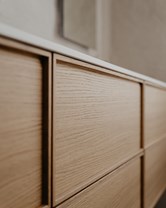 Nærbilde av eikeinnredning med naturlig trestruktur – et uttrykk for trender for baderom i 2026.