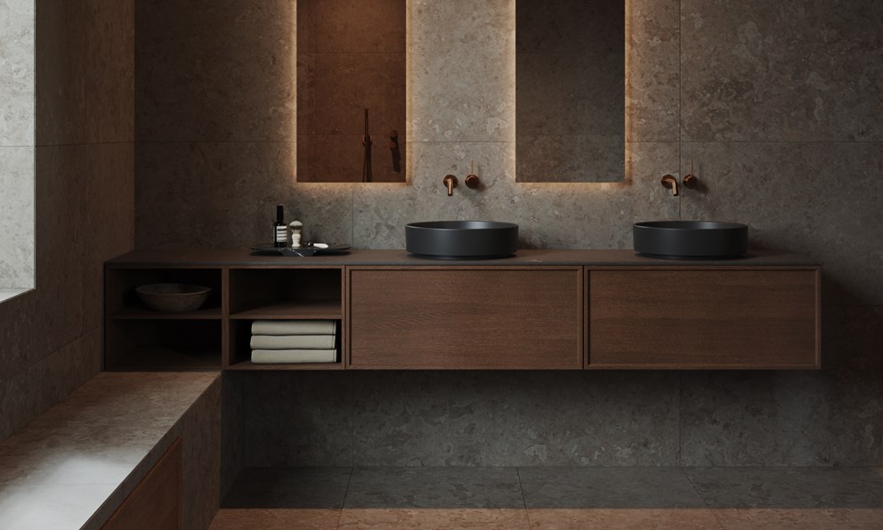 Moderne baderom med mørke naturmaterialer, dobbelt servant og innfelt belysning.
