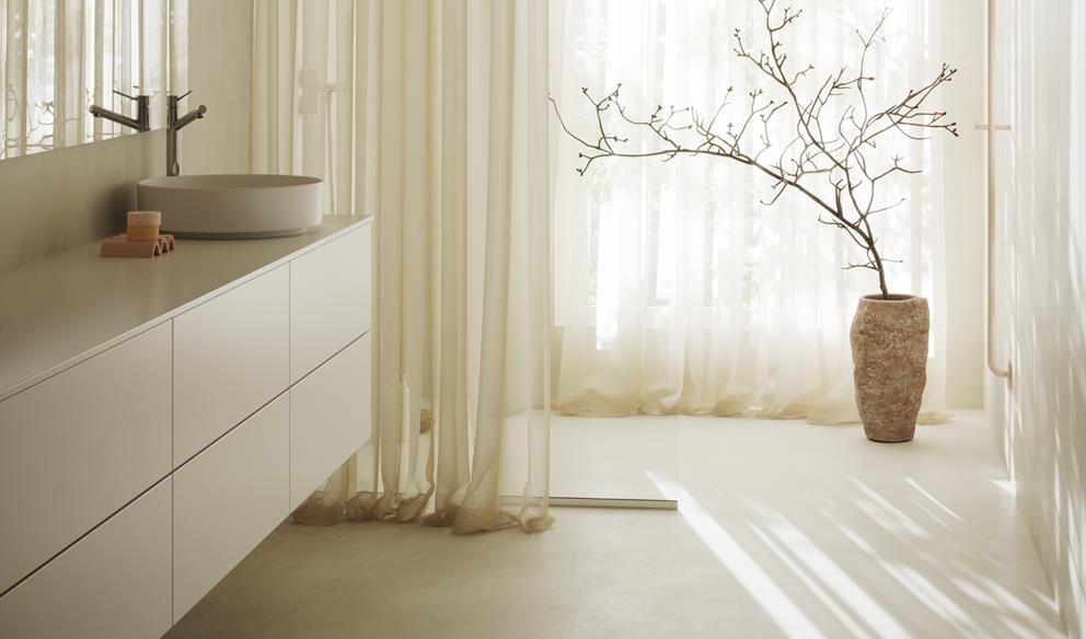 Lyst minimalistisk baderom i hvite nyanser med bolleservant, naturmaterialer og transparente gardiner.