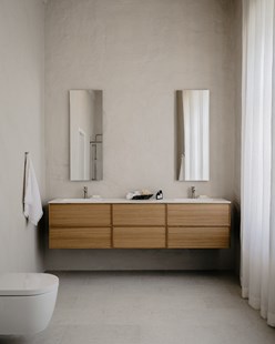 Lyst og minimalistisk baderom med dusjløsningen Arc Original i klart glass og armaturer i børstet rustfritt stål.