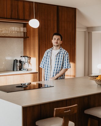 Inspirasjon bad – hjemme hos Paul Rey, som har valgt baderomsinnredning i mørk eik til sitt moderne hjem.