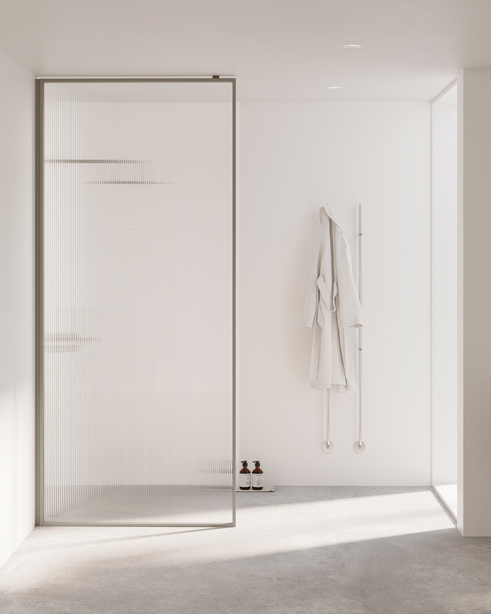 Dusjvegg Edge med rillet dusjglass Sway i et lyst og minimalistisk baderom.