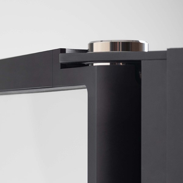 Selve navet i Edge er hengslet med aksel i rustfritt stål - et utmerket eksempel på perfeksjonen i mekanikken som kjennetegner serien. Hjørnene på rammen er i massiv aluminium. 
