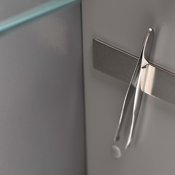 Magnetholderen til småting holder styr på de småtingene  som har en tendens til å forsvinne. Pinsetten og neglesaksen.
