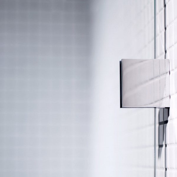 I utviklingsarbeidet vårt er det visjonen om frie glassflater og minimale detaljer som stadig går igjen. Der hengsler møter veggen dekkes skruehullene med deksler i samme stil.  