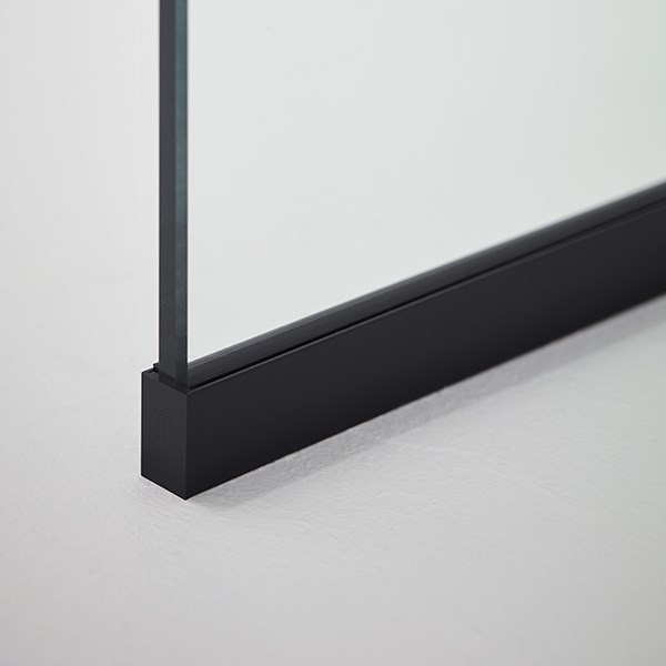 Arc Frame leveres med en aluminiumslist som holder tett mot gulv, vegg og tak.
