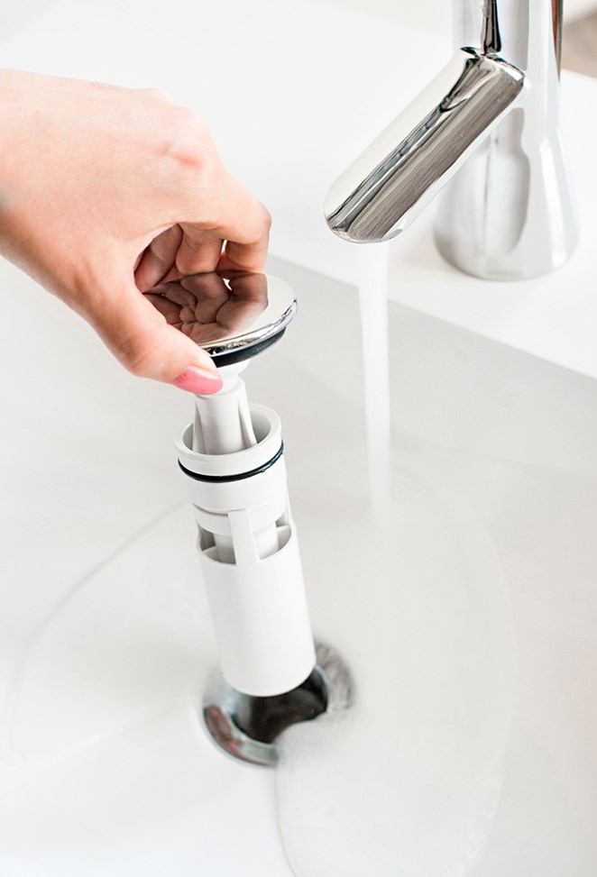 Bare å løfte opp, skylle av og sette tilbake igjen.Vannlås Easy-Clean. Bare løft opp, skyll av og sett på igjen.
