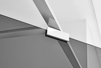 EPIC-beslag i blankpolert aluminium.
