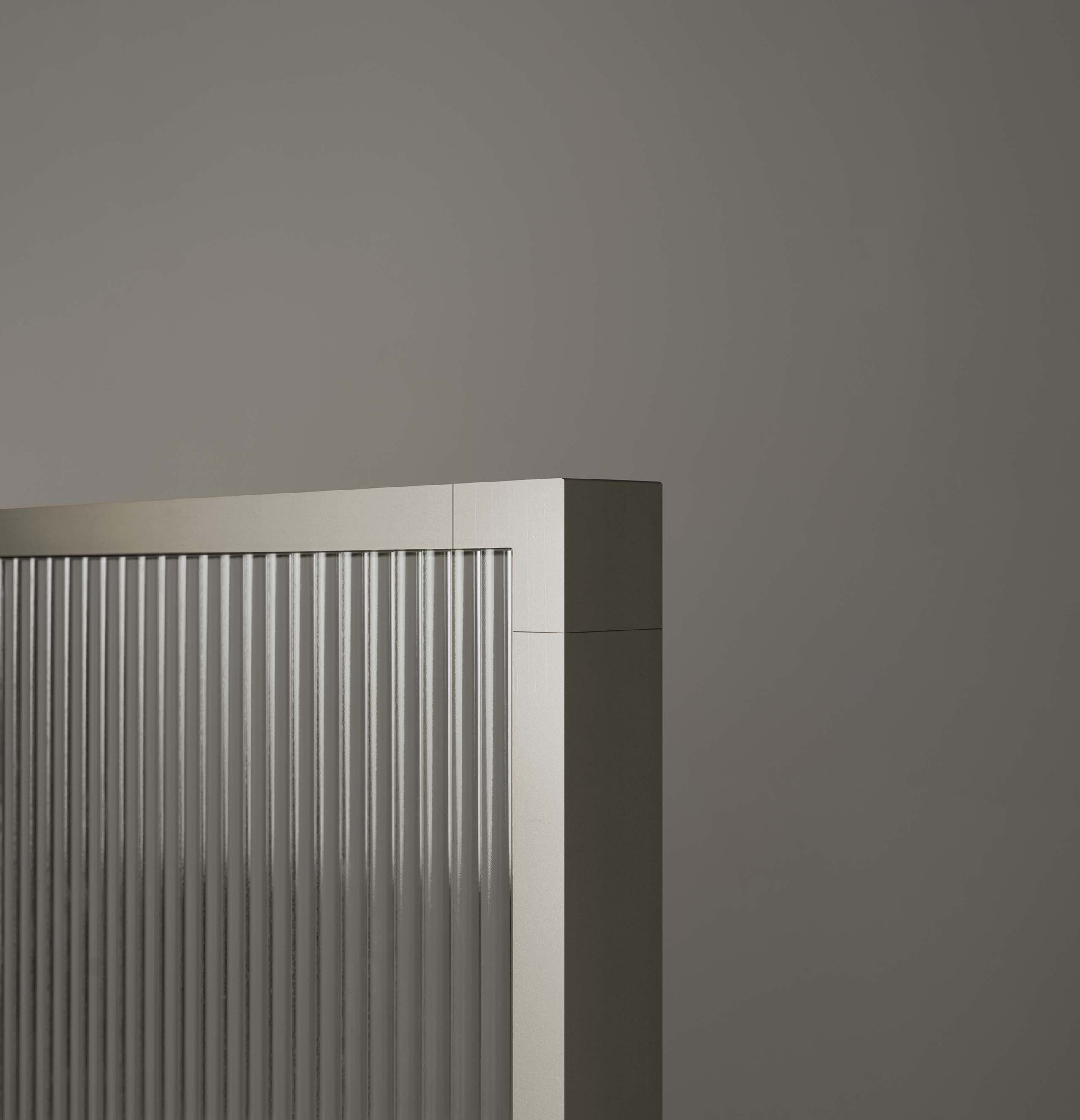 Dusjvegg EDGE i Stone med glasset Sway.
