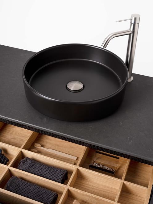 AIR Wood i Black Oak med benkeplate Raven.
