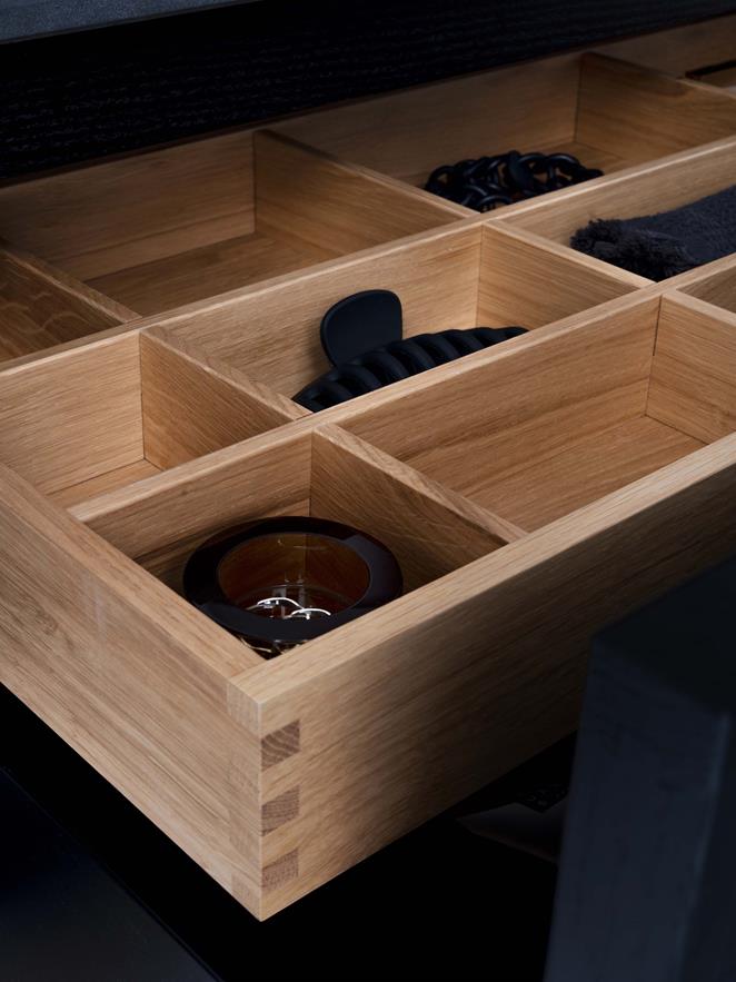 Fingerskjøtt innerskuff i massiv Natural Oak.
