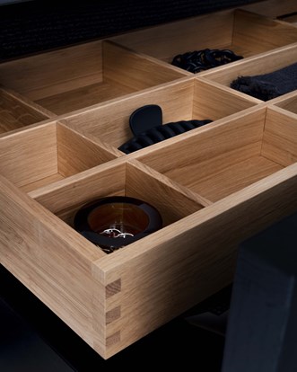 Fingerskjøtt innerskuff i massiv Natural Oak.