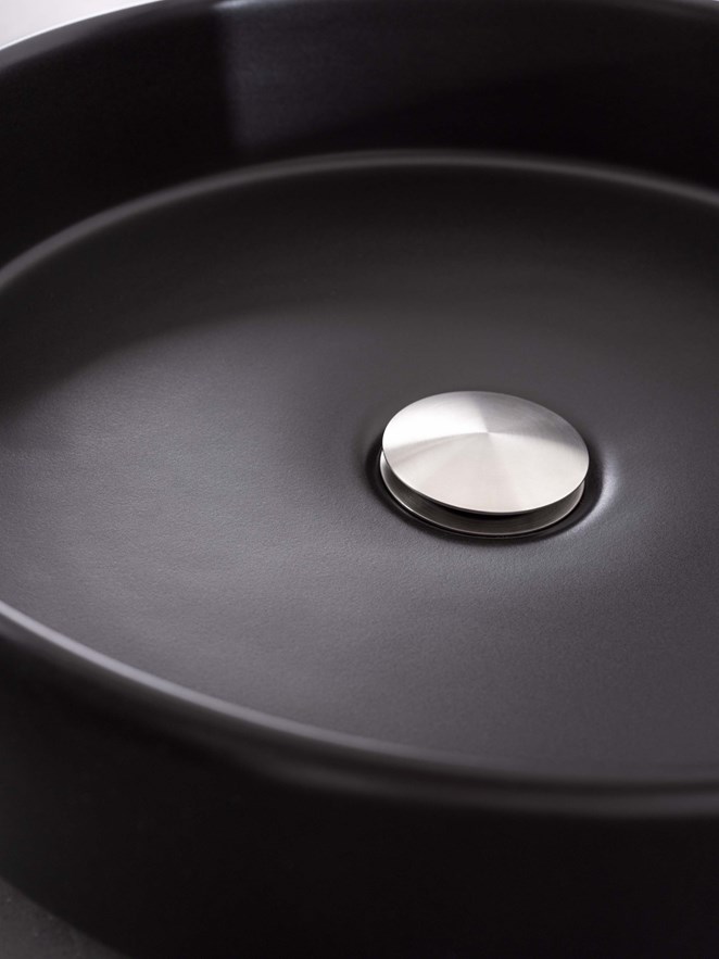 Vaskeservant SOAK i Matte Black med STEEL UNIVERSAL POP-UP.
