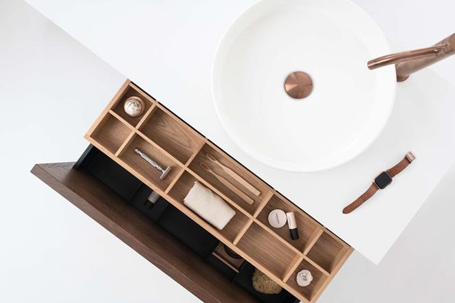 AIR Wood i Dark Oak med servantbatteri STEEL VOYAGE i Brushed Bronze.
