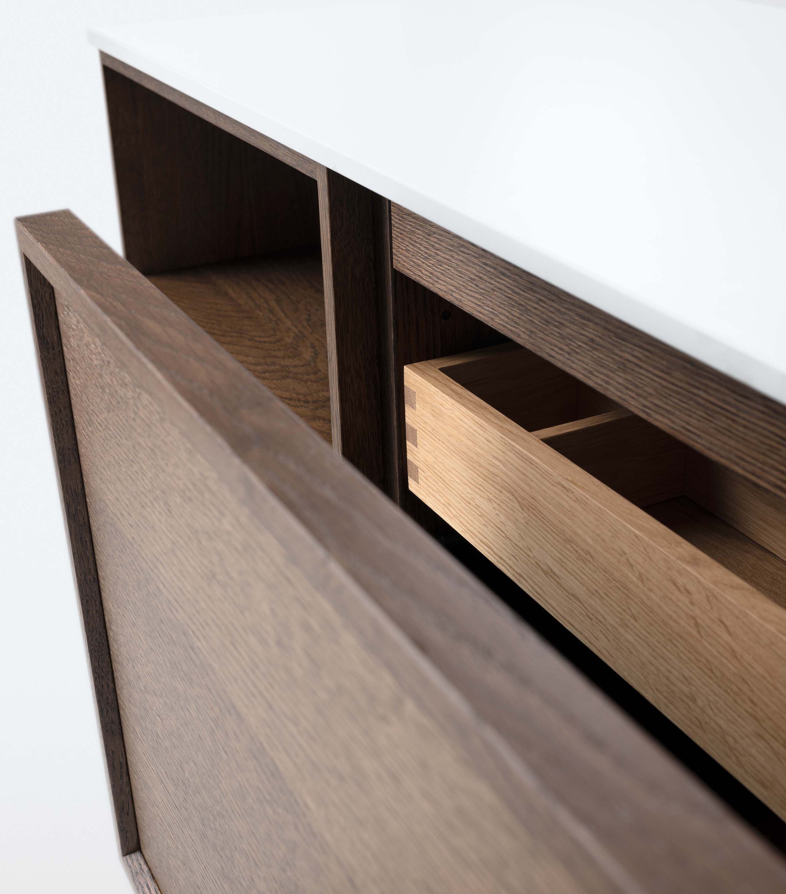 AIR Wood i Dark Oak. Skjult innerskuff bak hel front.
