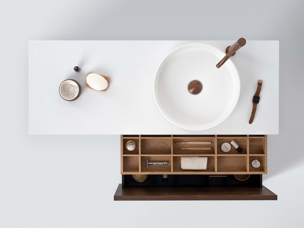 Air Wood 120 C i Dark Oak med benkeplate Plain White og blandebatteri i Brushed Bronze.
