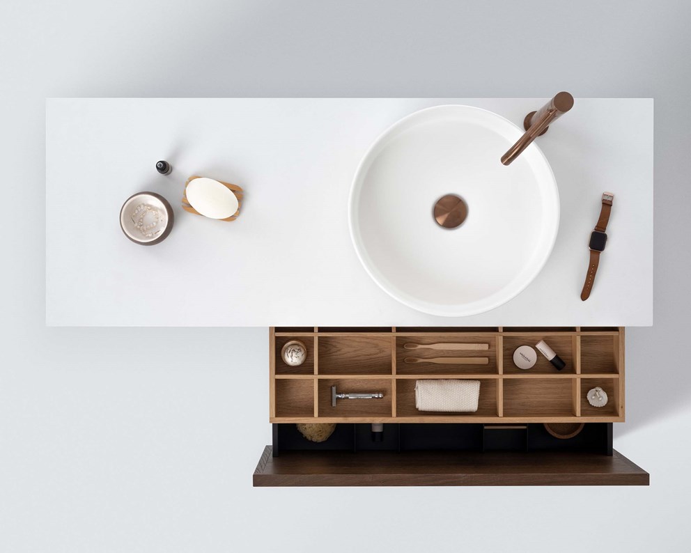 Air Wood 120 C i Dark Oak med benkeplate Plain White og blandebatteri i Brushed Bronze.
