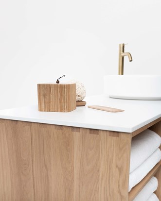 AIR Wood med fingerskjøtte detaljer.