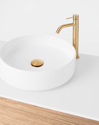 Servantbatteri Steel Voyage i Brushed Brass.