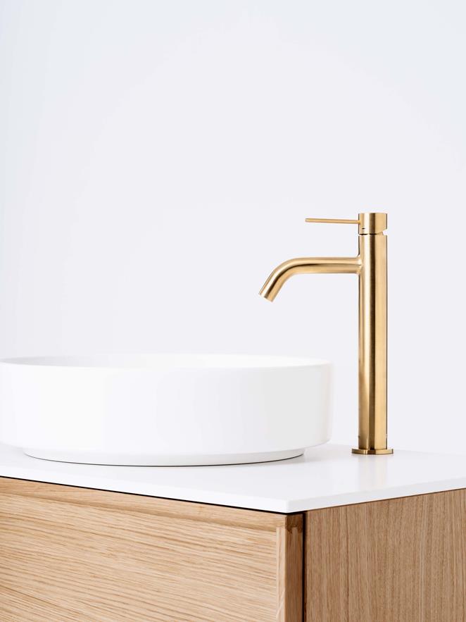 Air Wood i Natural Oak sammen med Brushed Brass.
