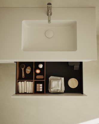 Servantskap Core Solid med tilvalg Plus Storage, ekstra dyp skuff, og skuffeinnredning Plus Divider. 