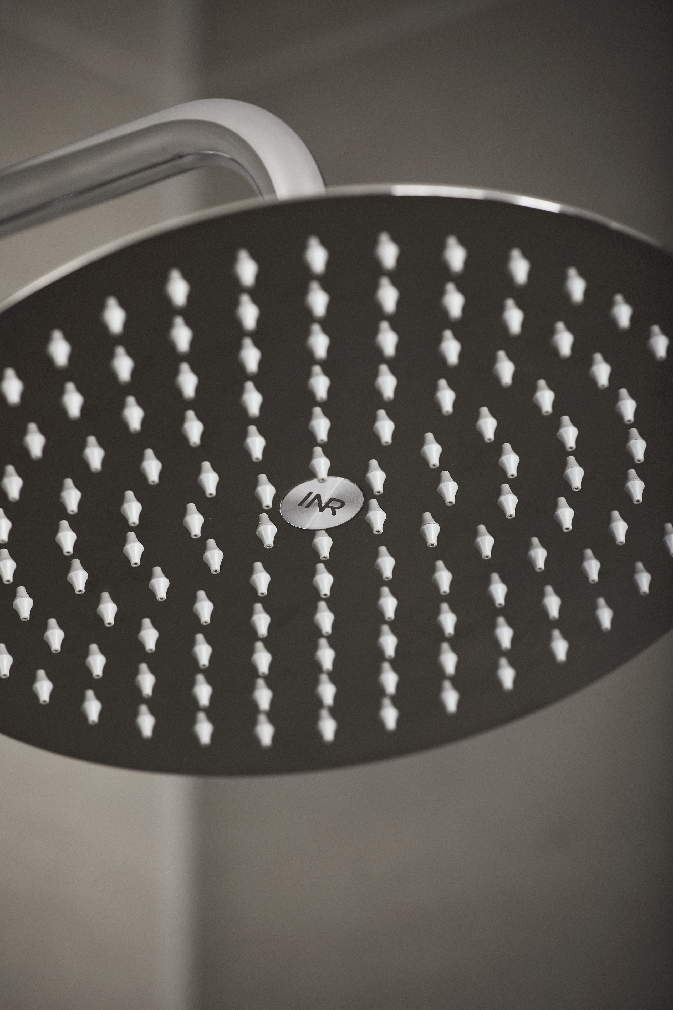 Den innebygde gummisilen, som har hull som utvider seg med vanntrykket, gir en tak- og hånddusj som er lett å holde ren for både skitt og kalkrester.
