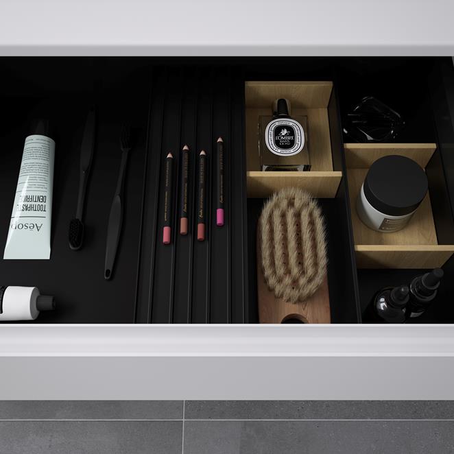 Organizer i Natural Oak og svart børstet aluminium. 10 cm brede og leveres i 2-pakning i alle servantskap. Suppler med flere.
