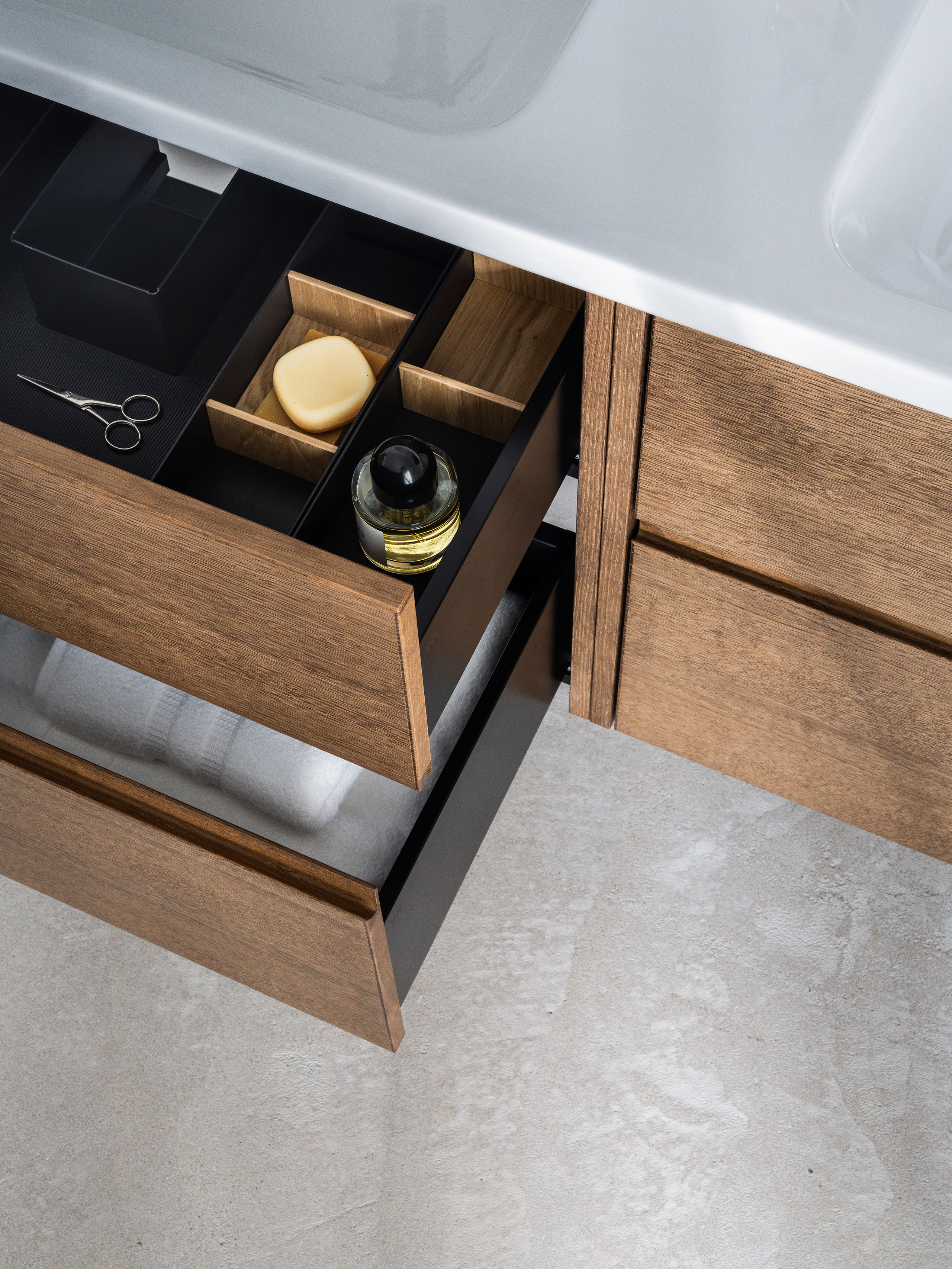 Servantskap Grand Grip 140 i Dark Oak.