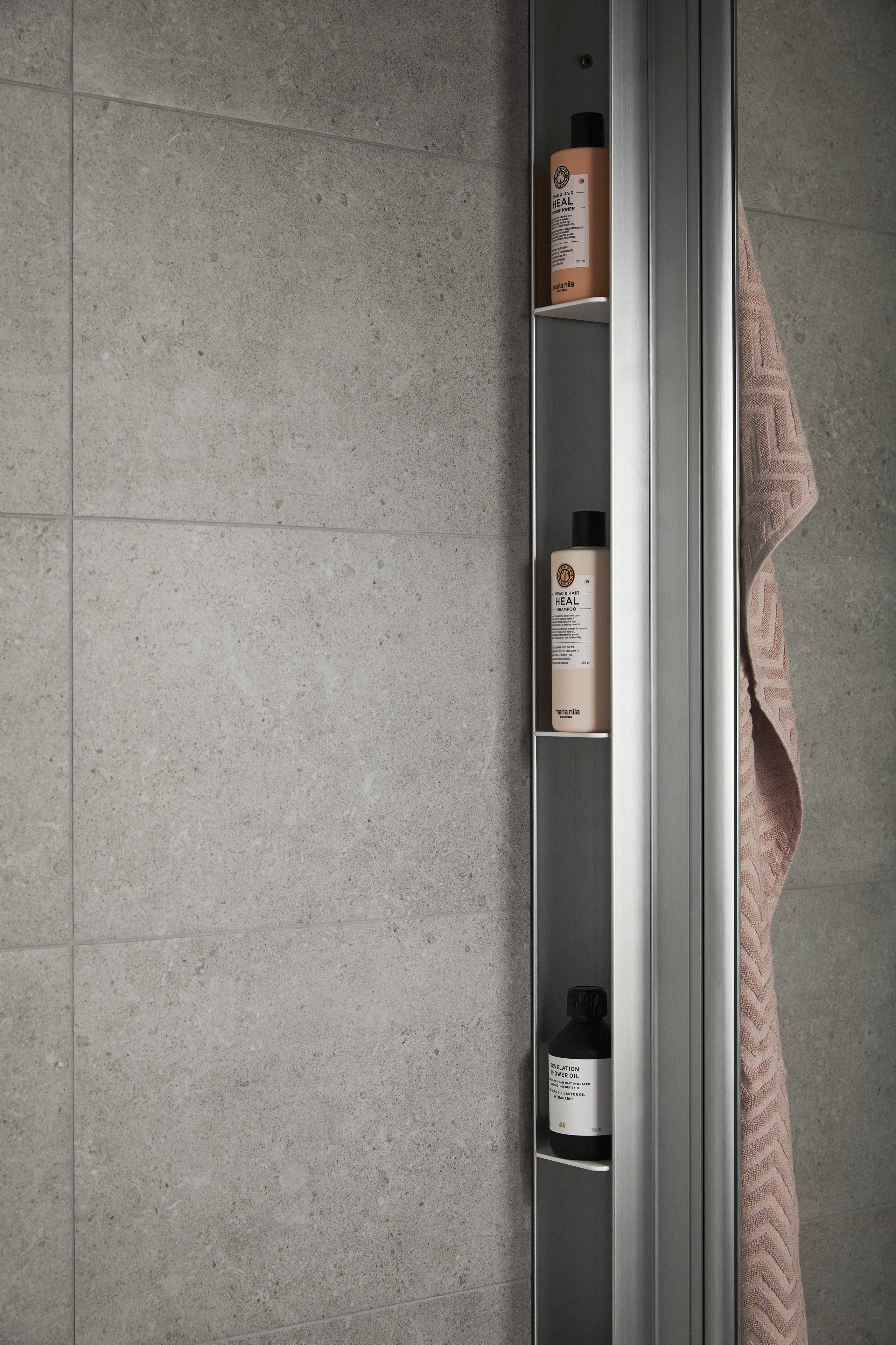 Dusjoppbevaring PILE i Matte Brushed.
