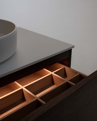 Plus Light gir deg sensorstyrt LED-belysning i øvre skuff og under servantskapet.