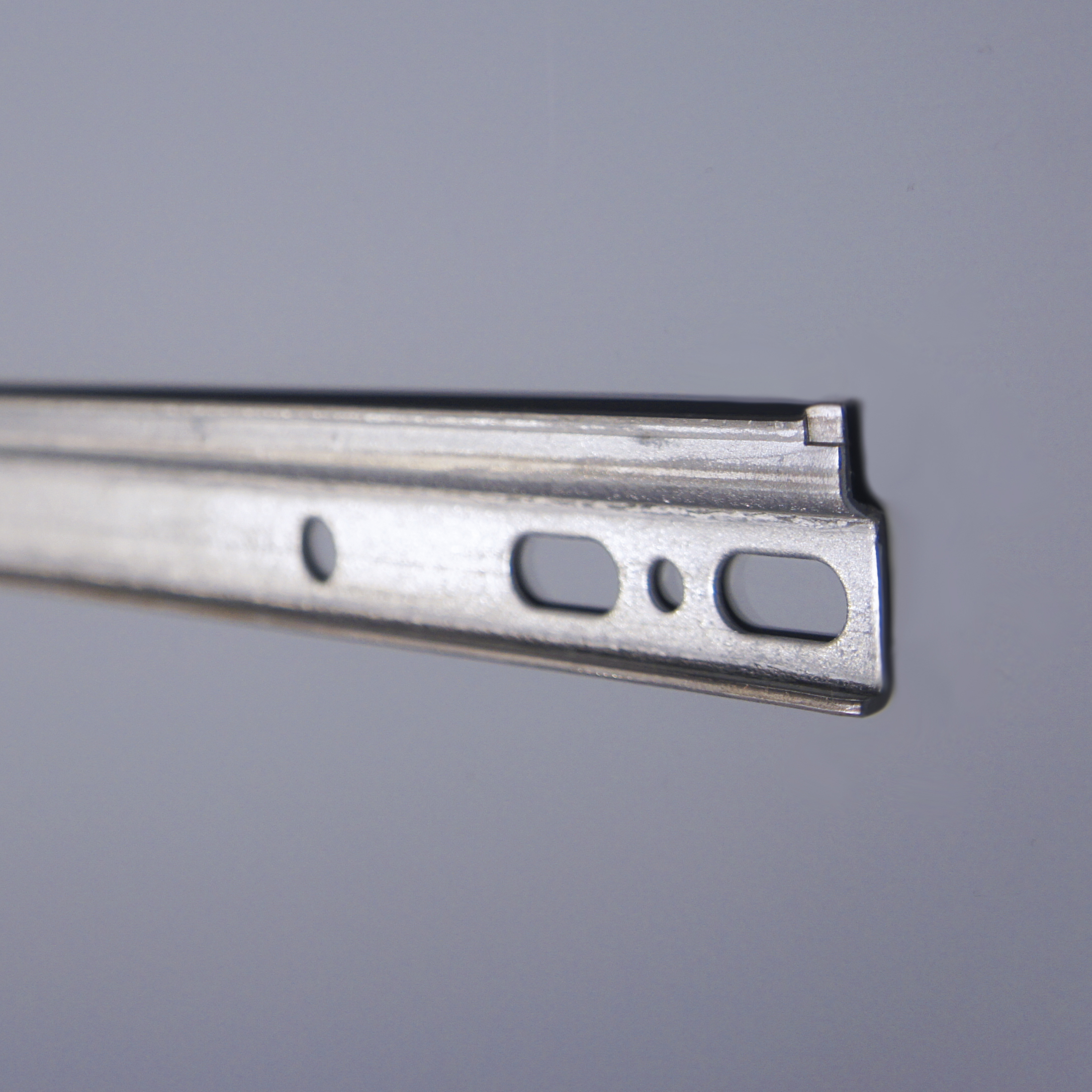 Opphengsskinne til veggskap for rask, enkel og praktisk montering.
