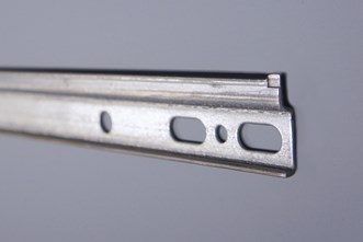 Opphengsskinne til veggskap for rask, enkel og praktisk montering.