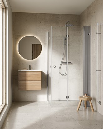 Servantskap Core Sense 60 i Natural Oak med servant Smooth. Dusjhjørne Linc Angel Flex med Pile og takdusj Mist. Håndkletørker Line.