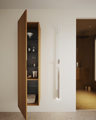 Høyskap Solid i Natural Oak. Dusjvegg Epic 2 XL i Bronze. Håndkletørker Bow.