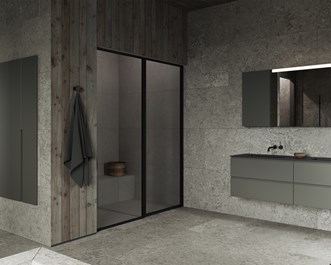 Edge 4 med Alvaret Slate 60x120 og Stenvide Drift 60x60. Core Grip 140 i Carbon Grey. 