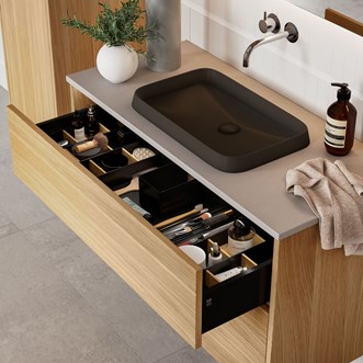 GRAND Solid 100 i Natural Oak med LEVEL benkeplate Raw Concrete.
