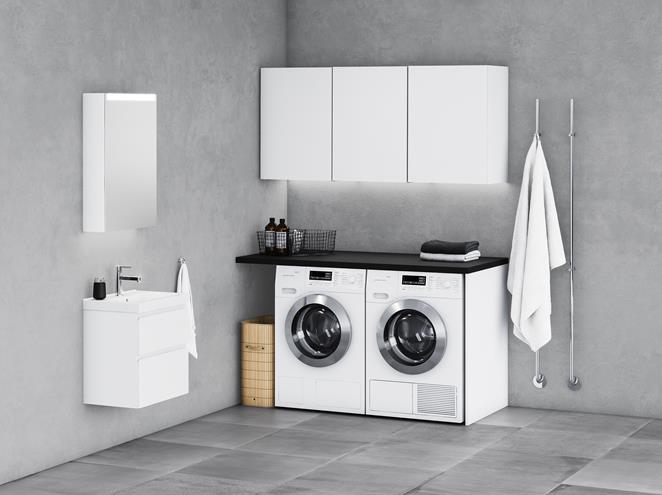 INR Vaskedel med servantskap VISKAN Grip 50 i Premium White. Speilskap STAGE 50 i Premium White. Veggskap 50 i Premium White. Benkeplate i Matt svart. LINE håndkletørker.
