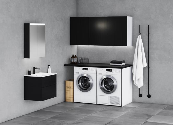 INR Vaskedel med servantskap VISKAN Grip 60 i Black Oak. Speilskap STAGE 60 i Black Oak. Veggskap 40 i Black Oak. Benkeplate i Matt svart. LINE håndkletørker.
