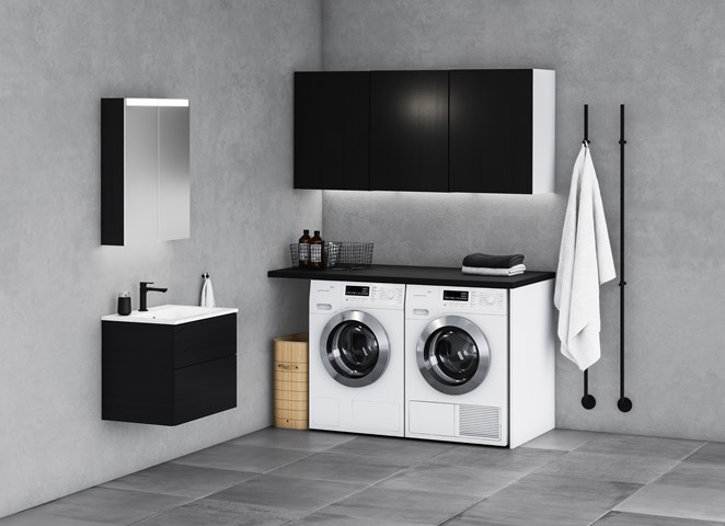 INR Vaskedel med servantskap VISKAN Grip 60 i Black Oak. Speilskap STAGE 60 i Black Oak. Veggskap 40 i Black Oak. Benkeplate i Matt svart. LINE håndkletørker.
