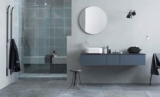 Servantskap AIR 150 i «Slate Grey» med servantbatteri SLEEK og speil LOOX 70. Dusjvegg ARC 20 Frame med takdusj MIST og håndkletørkeren BOW.