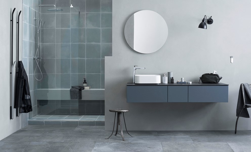 Servantskap AIR 150 i «Slate Grey» med servantbatteri SLEEK og speil LOOX 70. Dusjvegg ARC 20 Frame med takdusj MIST og håndkletørkeren BOW.