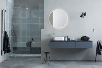 Servantskap AIR 150 i «Slate Grey» med servantbatteri SLEEK og speil LOOX 70. Dusjvegg TRAC 20 med takdusj MIST og håndkletørkeren BOW.